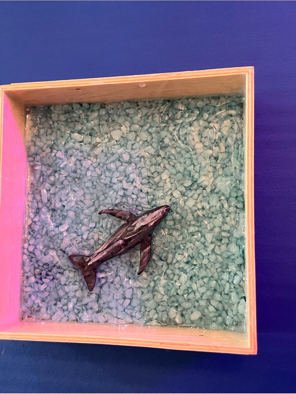 Aquatic Resin Gravel Display with Blue-Toned Pebbles